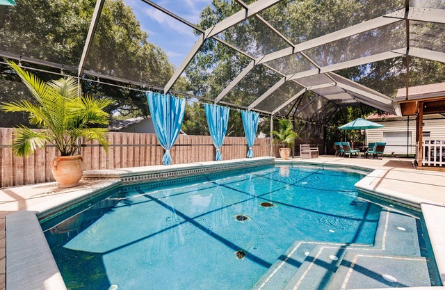 Uniqe Home in The Heart of Sarasota, 15 min to Beach, 10 min to Downtown!