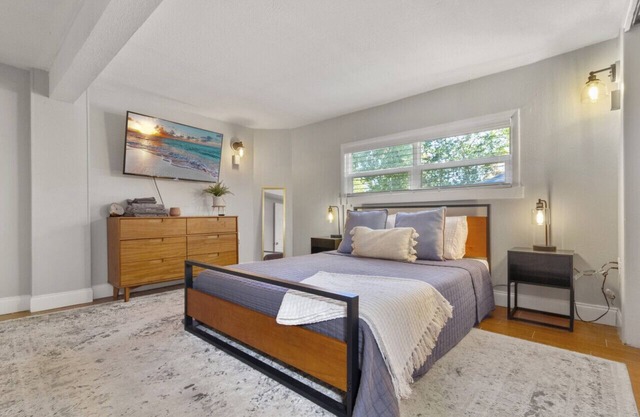 Unique 1-Bedroom Basement unit 8 min to the beach