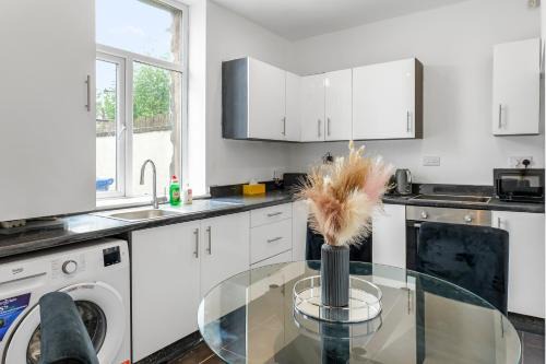 Unique 3 Bedrooms, 3 Ensuite, FREE WiFi, Private Parking