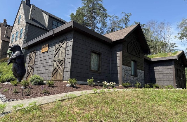 Unique 3BD Themed Home! Hot Tub + Fire pit + GAMES
