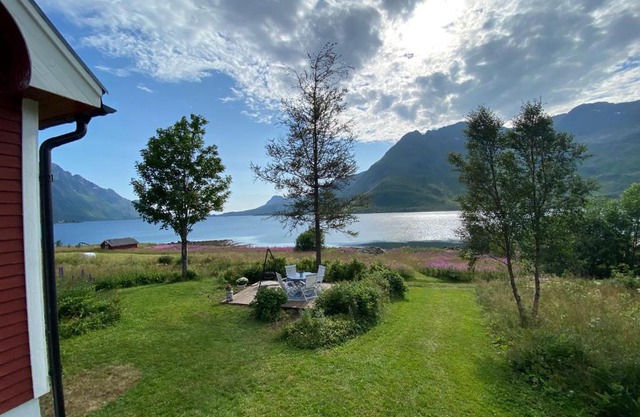 Unique and charming house at the foot of Lofoten's highest mountain