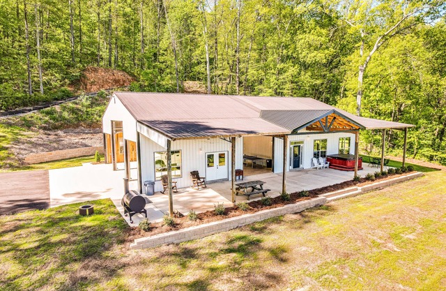 Unique and tranquil mountain-side getaway, close to Guntersville Lake.