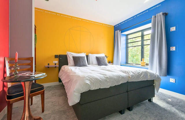 Appartement unique avec cuisine et salle de bain privées inspirées de l'art de Bart van der Leck.