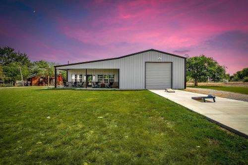 Unique Barn by the Lake in Bridgeport, Texas