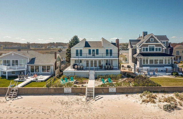 Emplacement incroyable avec vue panoramique sur la plage et l'océan, cette maison a tout!