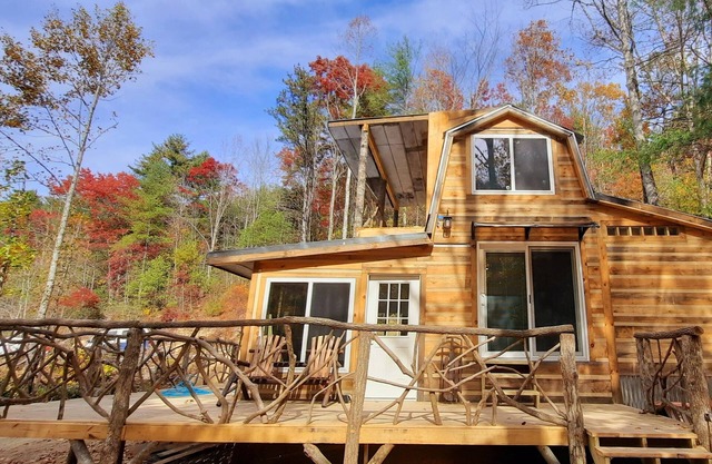 Unique Bonnie and Cyde Mountainside Retreat! Check out this hidden gem hideway!