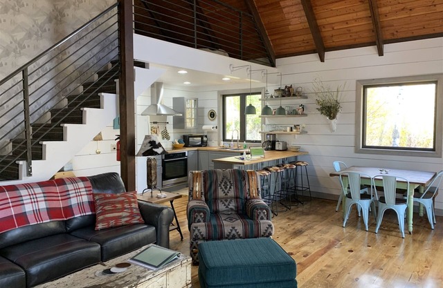 Unique cabin, dog friendly, Wi-Fi, quiet home- Into the Woods