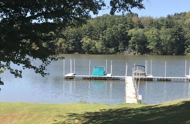 Cabine unique et confortable au bord du lac sur le magnifique lac Seneca!