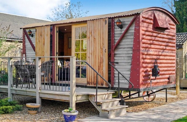 Unique Cotswolds Glamping, The Railway View in Cirencester with Parking & WiFi