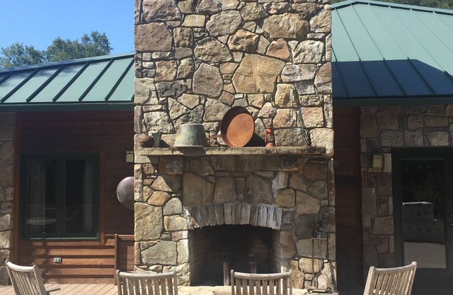 Unique Cozy Lodge- Couple’s Getaway- Family Friendly- Private Event Space