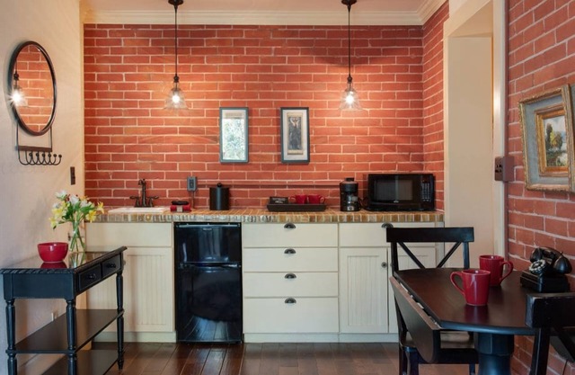 Unique Downtown Retreat w/ Cozy Lounge & Serene Garden Courtyard