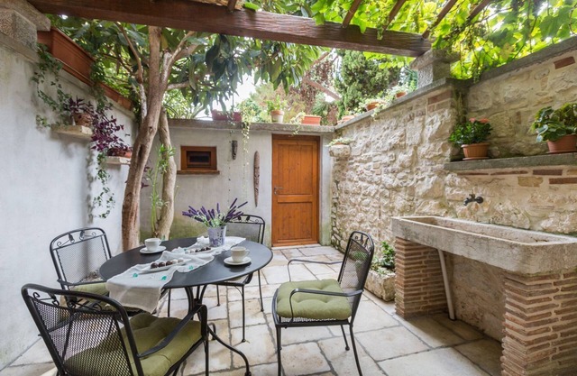 Appartement unique au milieu de la vieille ville de Porec à seulement 150 mètres de la plage avec jardin méditerranéen