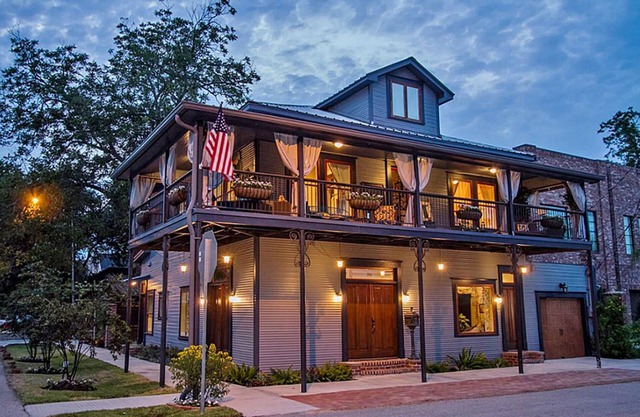 Unique Historic Showpiece Accueil 6K sq ft. 4 zones de séjour / ent, un bain à remous sur le balcon