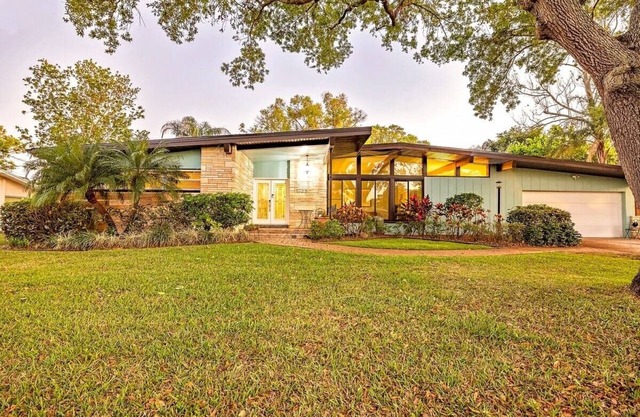 Unique house - heated pool and hot tub option near Clearwater Beach Florida