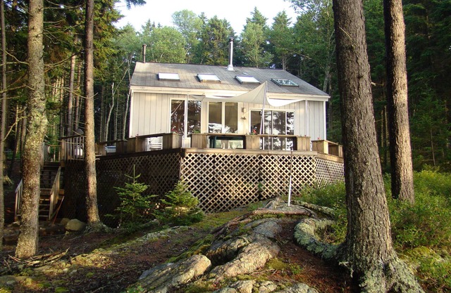 ÎLE unique vivant hors de la grille - chalet au bord de l'eau