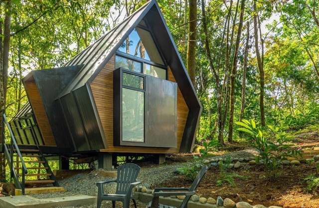 Unique Jungle "Nest". Unplug. Unwind. Renew in a World-Class Yoga Retreat Property