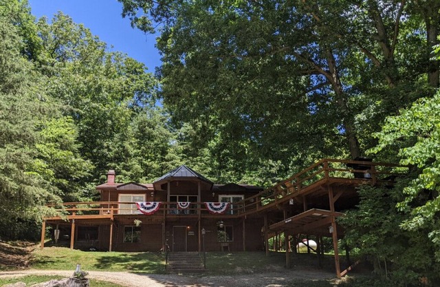 Unique and Secluded Lodge Style Cabin!