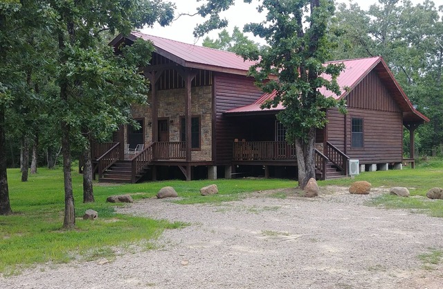 Log House unique nichée dans les bois près de Billy Creek.