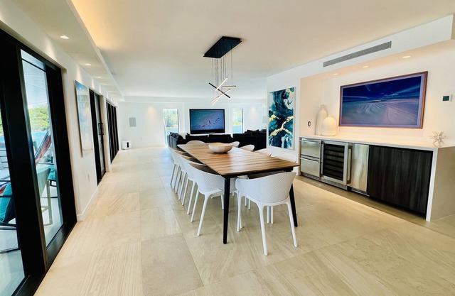 Maison de ville spacieuse face au bord de l'eau, avec ascenseur pour bateaux et quai privé.