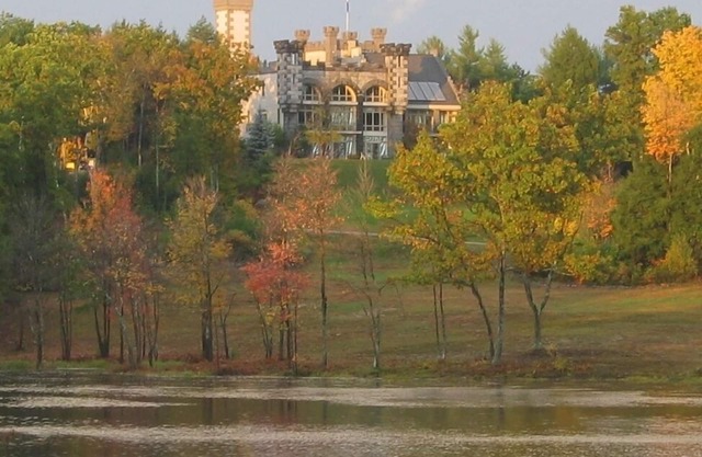 Château gothique unique et luxueux avec vue dans le milieu d'un domaine de 500 acres!