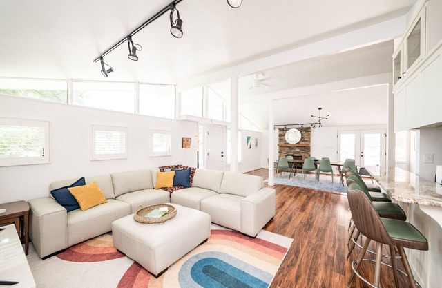 Unique Midcentury Minimalist w/ Natural Light in the Heart of LYH