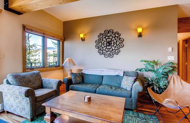 Unique & Modern 3 Br / 2Ba Condo - Ski-in / Ski-out