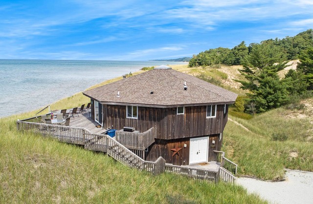 Cottage octogone unique sur le lac Michigan entouré de dunes et un parc du comté!