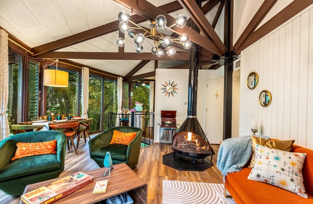 Winter escape! Retro octagon house in woods- Hot tub, pool, fireplace, firepit