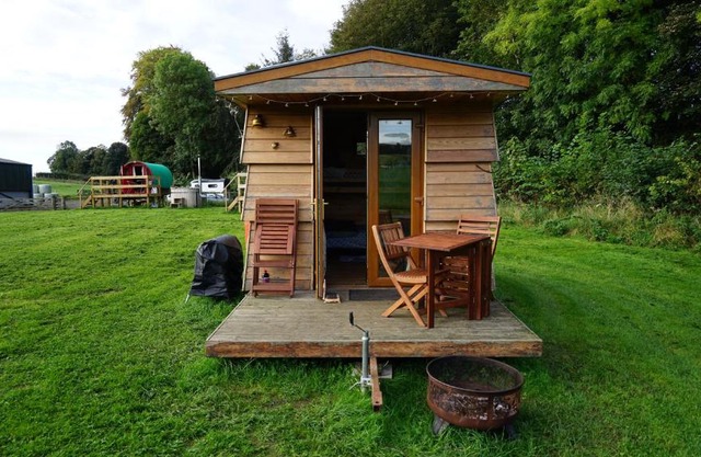 Unique Off- Grid Beehive Pod at Westcote Glamping