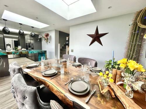 Unique Pet Friendly Luxury Retreat With Hot Tub