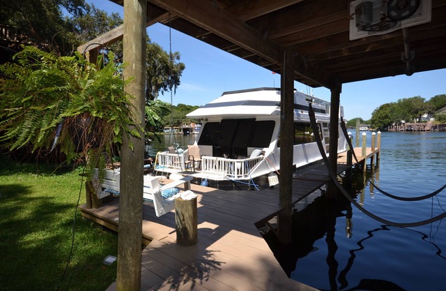 Unique Private newly renovated Houseboat on Bayou - Destin/Ft. Walton Beach