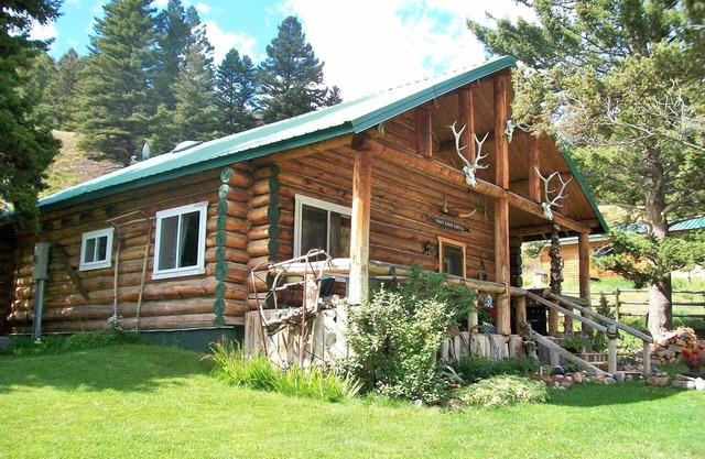 Maison en bois rustique unique à Jardine, Montana