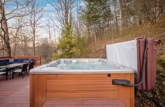 Unique Scenic home with King suite & Hot tub