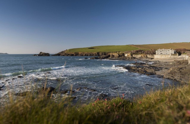Unique Slate-hung Maison Occupant promontoire privé donnant sur deux plages