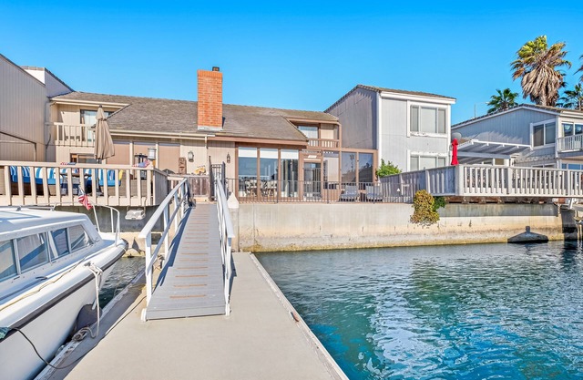 Exclusiva y elegante casa de dos niveles con vistas al agua, mesa de billar y muelle