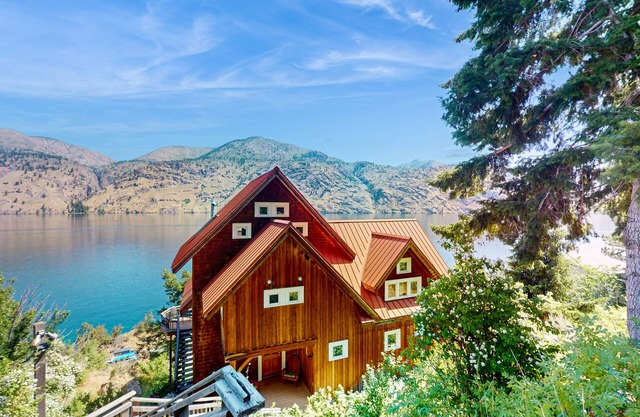 Belle maison au bord du lac w / bain à remous privé et éblouissante vue sur le lac Chelan!