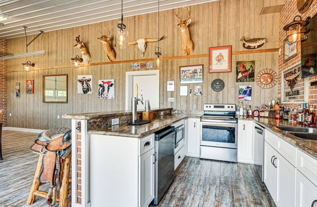 Unique Stay: Barndominium Near Rough River Lake!