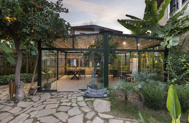 Maison en pierre unique, jardin luxuriant entouré de murs historiques