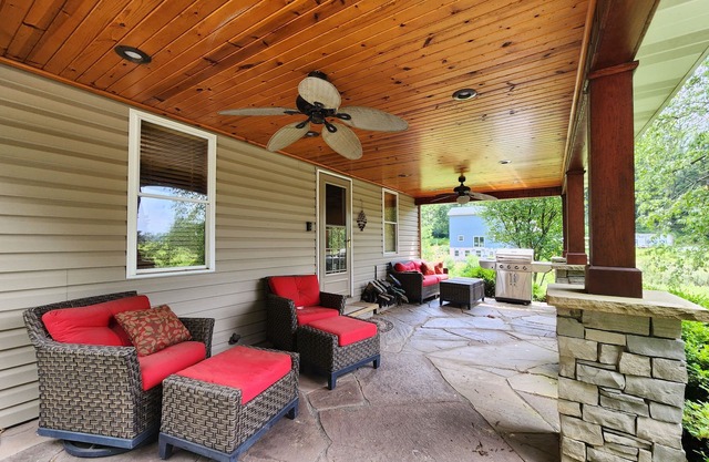 Unique & tranquil getaway! Custom indoor and outdoor spaces to explore/relax!