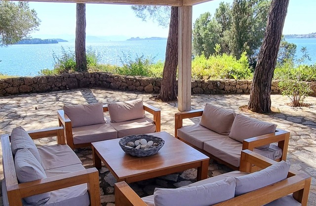 Unique view, private beach path, 5km from Corfu City, beautiful Corfiot villa.