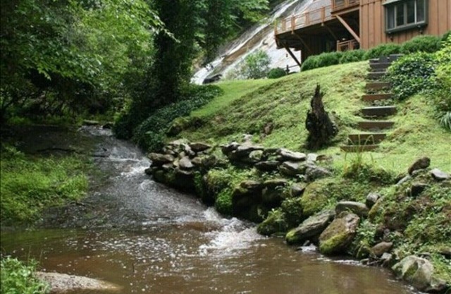 Maison de cascade unique nichée dans les montagnes
