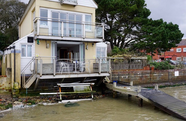 Maison au bord de l'eau unique dans un endroit magnifique.