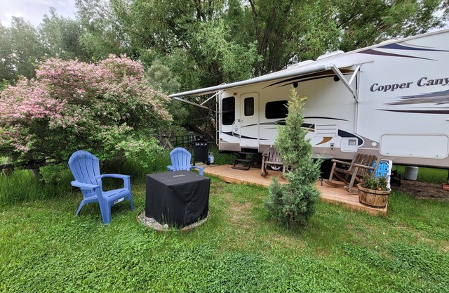 Une escapade de camping unique à Yellowstone. RV sur Solo Sight avec branchements complets