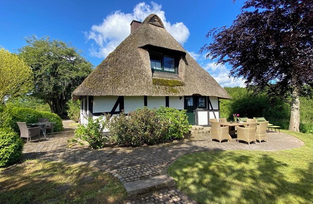 Uniquely charming thatched cottage with 900 square meters of land and a view of the Baltic Sea Pure nature