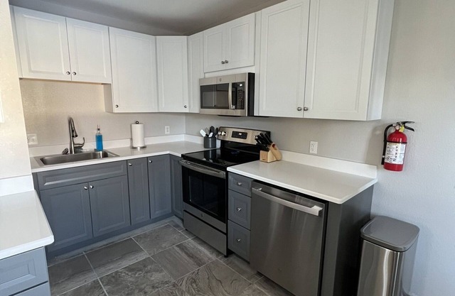 Unit 1 of 2-Spacious Duplex 3 Blocks from Main Street, 1 Block from Overman Park