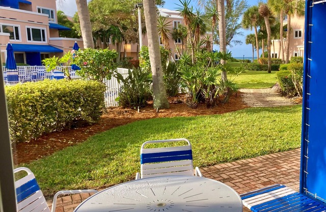110 Sand Cay Beach Resort vue sur la piscine et le jardin