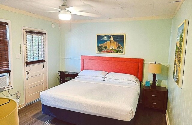 Unit 15 King Bedroom, Mini Fridge, Wifi, Coffee Ma