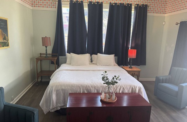 Unit 17 King suite kitchen Fast Wifi Smart TV
