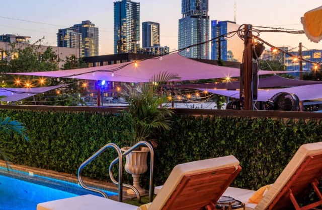 Inn Cahoots: hôtel composé exclusivement de suites situé dans le quartier de East 6th Street. Parfait pour les voyages de groupe!
