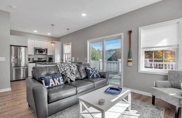 Unit 2 · Modern, 2BR Lakefront Cottage